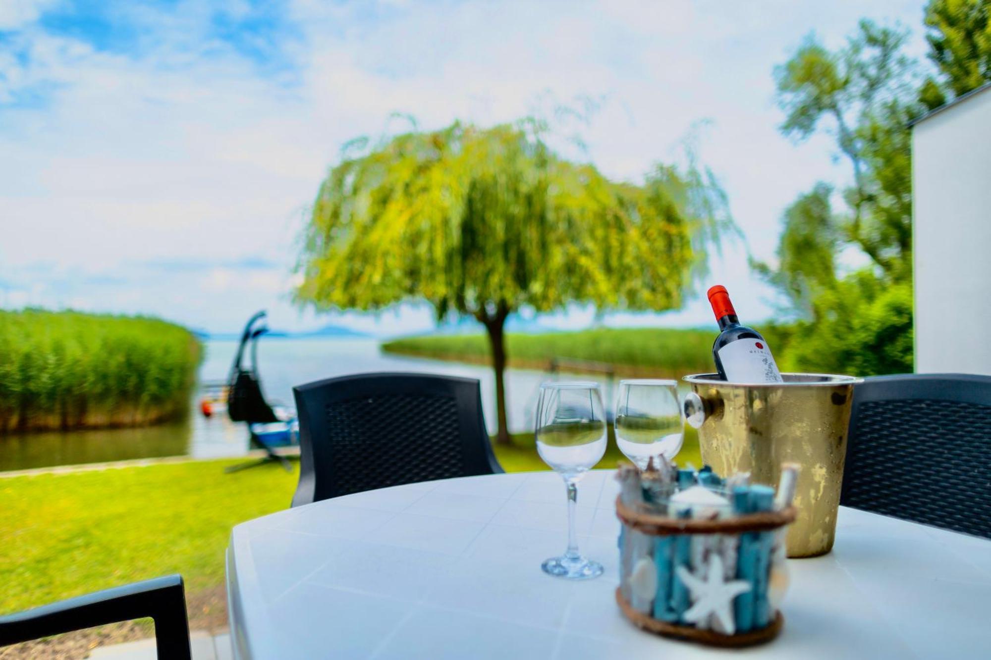 Balaton A Kertben - Balaton In The Garden - Beachfront Houses With Beautiful View, Private Beach Balatonfenyves Eksteriør billede